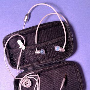 Corded [ white ] earbuds with tangle-free cord & remote